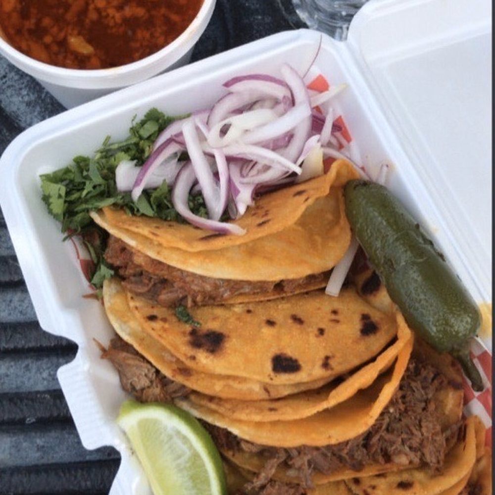 Tacos de birria y consumé Tacos de birria y consumé