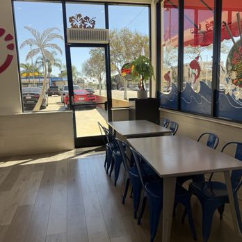 Poke Loulu - Interior - Poke Near Me - Burbank, California