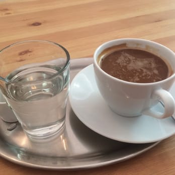 Schönes Café - Café amerikano mit Milch - Breakfast & Brunch Near Me - Berlin, BE Schönes Café - Café amerikano mit Milch - Breakfast & Brunch Near Me - Berlin, BE
