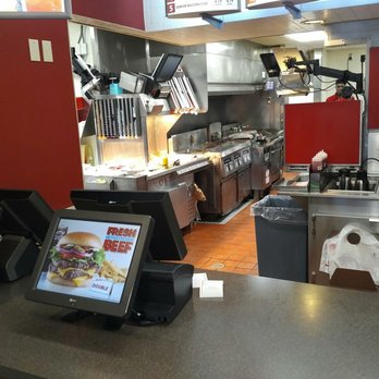 Wendy's - Place is kind of deserted. - Fast Food Near Me - Grosse Pointe Farms, Michigan