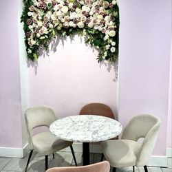 Donutchew - Look how cute and comfortable the seating is....