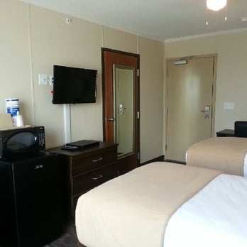 Shale Lodge Three Rivers - Guest bedroom with 2 double xl beds, flat wscreen tv, minifridge and microwave - Hotels Near Me - Three Rivers, Texas Shale Lodge Three Rivers - Guest bedroom with 2 double xl beds, flat wscreen tv, minifridge and microwave - Hotels Near Me - Three Rivers, Texas