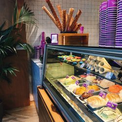 Giovanni - Loving the decor and the colorful macarons.