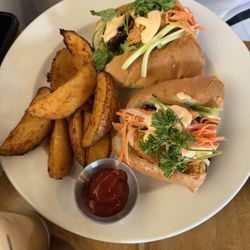 Bahn Mi sandwich with potato wedges