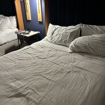 Jasper Hotel - Hotel room - Hotels Near Me - Fargo, North Dakota