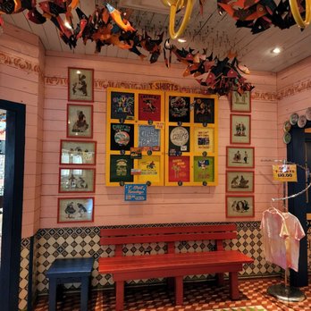 Chuy's - Waiting area - Mexican Near Me - Addison, Texas