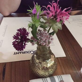 Au Courant - Cute centerpiece - Modern European Near Me - Omaha, Nebraska