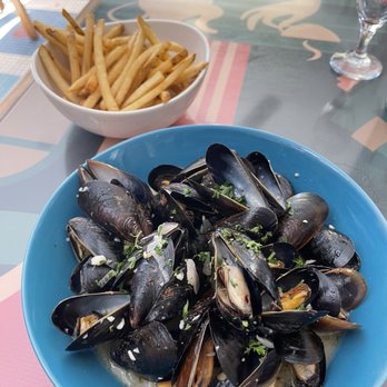 Banana Cafe - Steamed P.E.I. Mussels. The broth is a perfect savory spicy that you will want to ask for some bread to mop it up. - French Near Me - Key West, Florida Banana Cafe - Steamed P.E.I. Mussels. The broth is a perfect savory spicy that you will want to ask for some bread to mop it up. - French Near Me - Key West, Florida