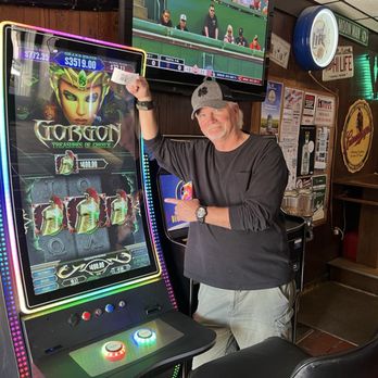 Poh's Corner Pub - Slot Machine - Dive Bars Near Me - Sturgeon Bay, Wisconsin