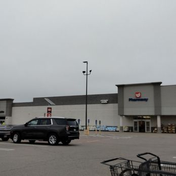 Cub - Champlin - a parking lot with cars parked in it - Grocery Near Me - Champlin, Minnesota Cub - Champlin - a parking lot with cars parked in it - Grocery Near Me - Champlin, Minnesota