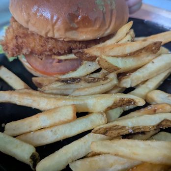 Maui Brewing - Chicken sandwich w/FF - Brewpubs Near Me - Lahaina, Hawaii