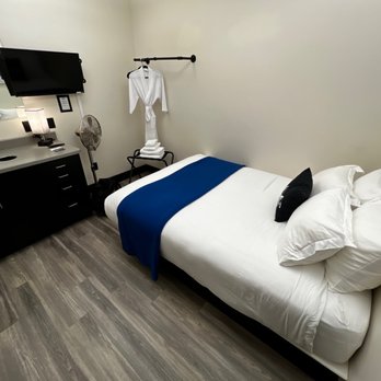 The Outpost Montana - Small Queen room - Hotels Near Me - Belgrade, Montana The Outpost Montana - Small Queen room - Hotels Near Me - Belgrade, Montana
