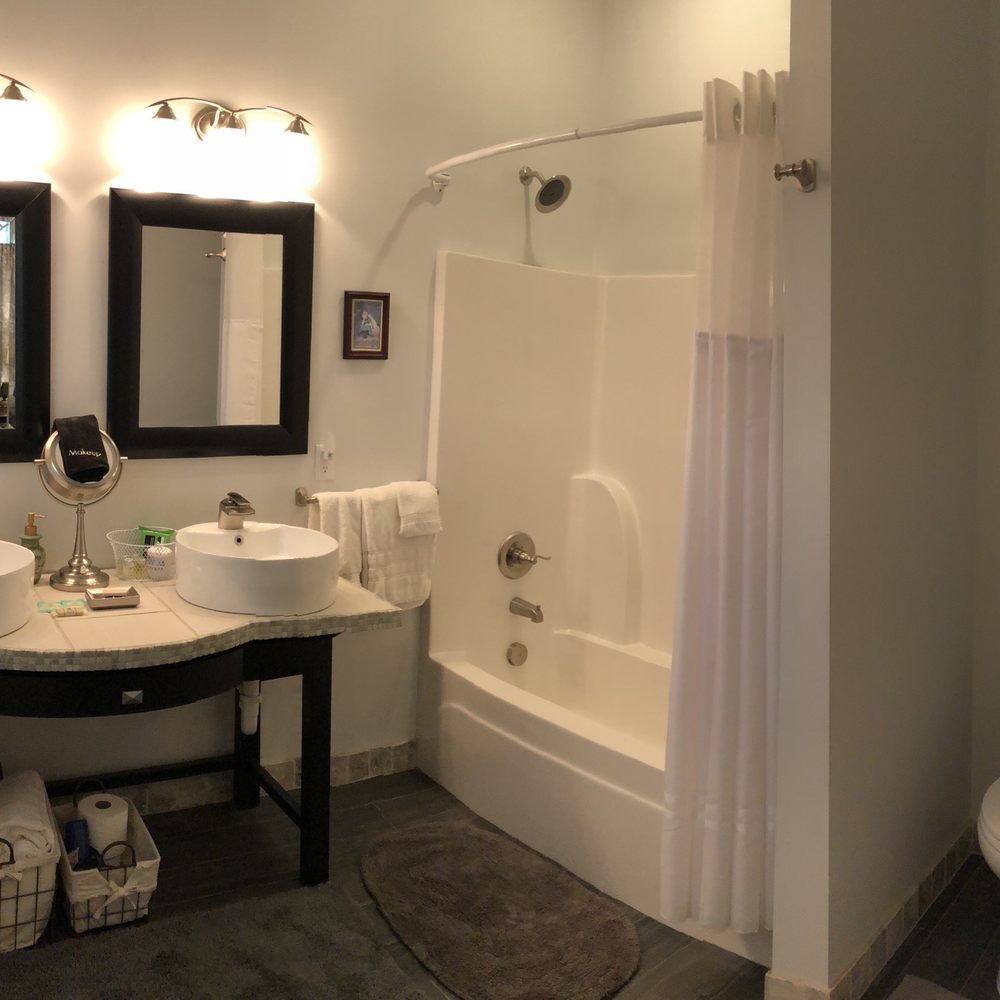 St Francis Cottage - Big bathroom with his and hers sinks - Bed & Breakfast Near Me - Chattanooga, Tennessee St Francis Cottage - Big bathroom with his and hers sinks - Bed & Breakfast Near Me - Chattanooga, Tennessee