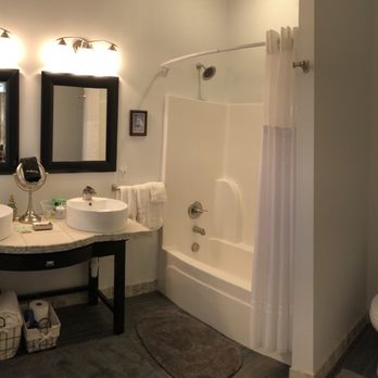 St Francis Cottage - Big bathroom with his and hers sinks - Bed & Breakfast Near Me - Chattanooga, Tennessee St Francis Cottage - Big bathroom with his and hers sinks - Bed & Breakfast Near Me - Chattanooga, Tennessee