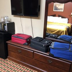 Savannah Motel - Dresser, mini fridge, microwave, tv