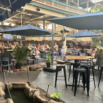 Down the Hatch Maui - Sitting area - Seafood Near Me - Lahaina, Hawaii