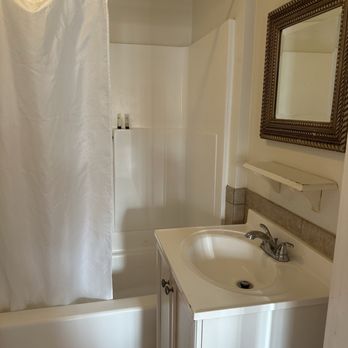 Glen Tavern Inn - Small bathroom with an unexpected step up at the threshold. - Hotels Near Me - Santa Paula, California Glen Tavern Inn - Small bathroom with an unexpected step up at the threshold. - Hotels Near Me - Santa Paula, California