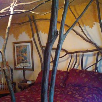 Wild Goose Inn - The tree bed - Hotels Near Me - East Lansing, Michigan Wild Goose Inn - The tree bed - Hotels Near Me - East Lansing, Michigan