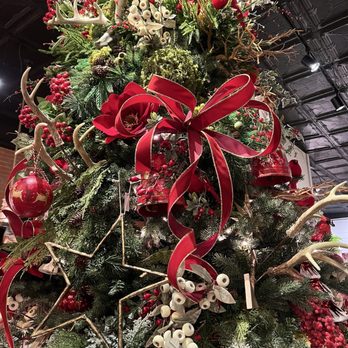 Heart to Heart - Lovely decor adorns their stunning tree! - Florists Near Me - Madisonville, Texas Heart to Heart - Lovely decor adorns their stunning tree! - Florists Near Me - Madisonville, Texas