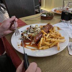 restaurant barazza - Die originale VW-Currywurst mit Pommes und Beilagensalat mit sehr leckerem Hausdressing