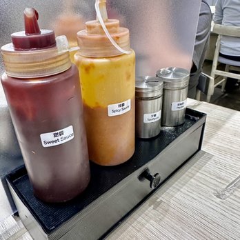 強記美食 - Sauces and seasonings on the table. The sweet sauce over everything! - Cantonese Near Me - Hong Kong, HK