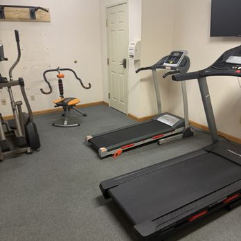 Brook Pointe Resort - Gym in a small room - Hotels Near Me - Syracuse, Indiana