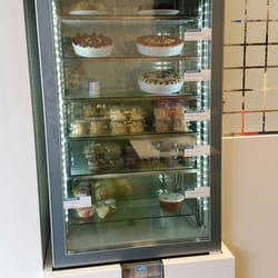 Perugini Eissalon - Vitrine mit den Eistorten und Tortufo Spezielles Diabetikereis haben sie auch