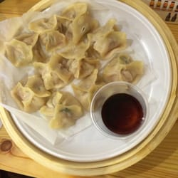 Parnik - Pierogi z wieprzowiną, porem i świeżą kolendrą