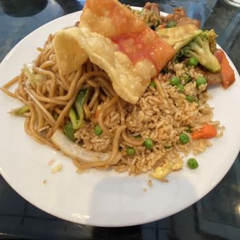 Canton Village - Broccoli Beef lunch plate - Chinese Near Me - Livermore, California Canton Village - Broccoli Beef lunch plate - Chinese Near Me - Livermore, California