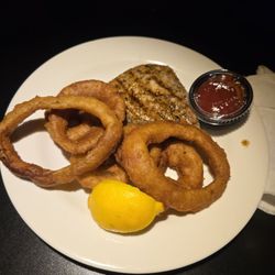 Main Street Grille - Tuna steak with onion rings. Also came with a side salad.