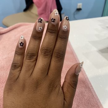 Dalila’s Nails & Spa - Hard gel manicure with black & white flower designs (free hand) - Nail Salons Near Me - Riverside, California Dalila’s Nails & Spa - Hard gel manicure with black & white flower designs (free hand) - Nail Salons Near Me - Riverside, California