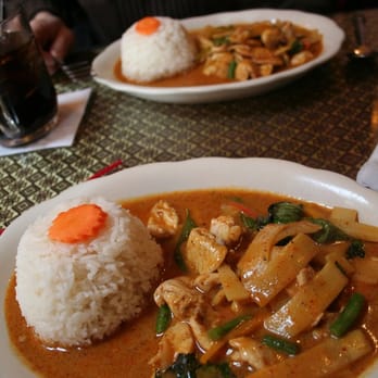 Seeda Thai Restaurant - CHICKEN RED CURRY WITH BAMBOO SHOOTS (LUNCH PORTION) $7.99 - Thai Near Me - Valley Stream, New York