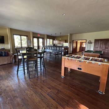 Dog Creek Lodge - Game room - Hotels Near Me - Olney, Montana