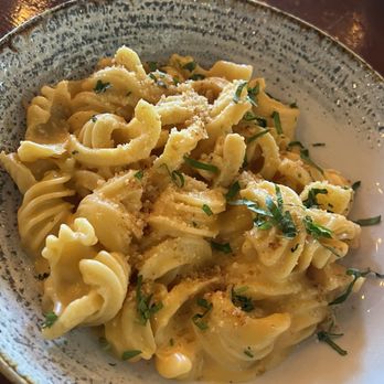 Sharps Roasthouse - Beecher's 5 cheese mac n cheese (happy hour price for full sized portion!) - American Near Me - SeaTac, Washington