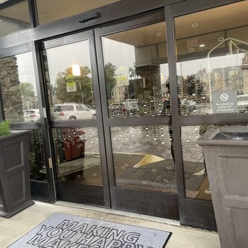 Hampton Inn Niagara Falls - Entrance - Hotels Near Me - Niagara Falls, New York