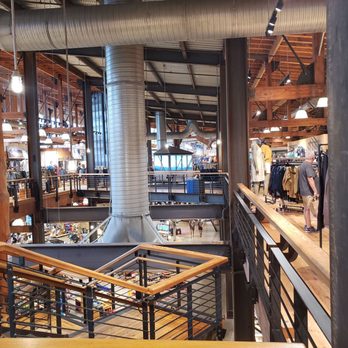 REI - Two stories tall worth of shopping space - Outdoor Gear Near Me - Seattle, Washington REI - Two stories tall worth of shopping space - Outdoor Gear Near Me - Seattle, Washington
