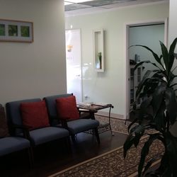 Garam Acupuncture - Quiet, comfortable waiting room.