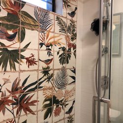 Makai Sunset Inn - Really colorful tiles in the shower