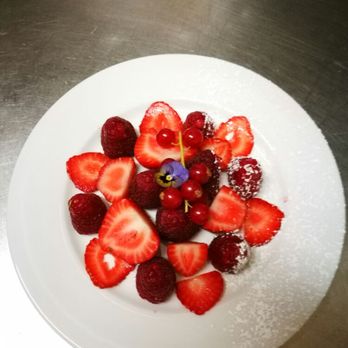 Tradi - Assiette de fraise bio marra des bois - Bistros Near Me - Paris, 75