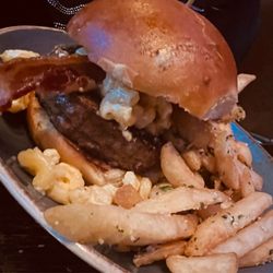 Beacon 70 Restaurant - Mac and Cheese Burger