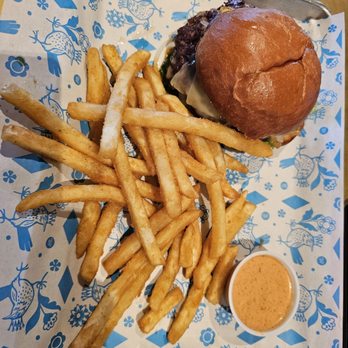 Wren Südhalle - Valley burger with fries side. Served hot! - Breweries Near Me - Phoenix, Arizona Wren Südhalle - Valley burger with fries side. Served hot! - Breweries Near Me - Phoenix, Arizona