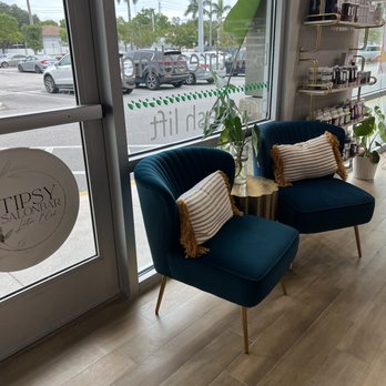Tipsy Salon Bar Linton Blvd - Cute chairs when you walk inside the front door - Eyelash Service Near Me - Delray, Florida Tipsy Salon Bar Linton Blvd - Cute chairs when you walk inside the front door - Eyelash Service Near Me - Delray, Florida