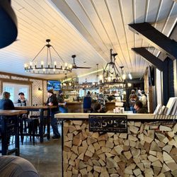 Tollgate Crossing Store - Great atmosphere high and low benches.