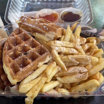 The Chicken Koop - The Belly Buster Sandwich with Garlic Fries ünd bier - New American Near Me - Whittier, California The Chicken Koop - The Belly Buster Sandwich with Garlic Fries ünd bier - New American Near Me - Whittier, California