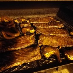 Smokin Jaws BBQ - Q'ng those ribs