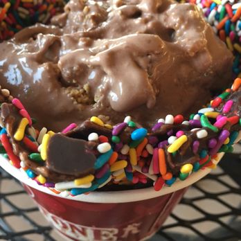 Cold Stone Creamery - Chocolate peanut butter signature + graham crackers - Ice Cream & Frozen Yogurt Near Me - Chandler, Arizona Cold Stone Creamery - Chocolate peanut butter signature + graham crackers - Ice Cream & Frozen Yogurt Near Me - Chandler, Arizona