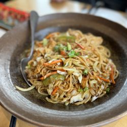 Umi Kitchen and Sushi Bar - Chicken chow mein