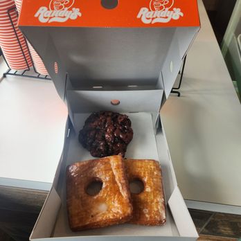 Randy's Donuts - Glazed Crondy: crispy, flaky, chewy, and captivating, 10/10! Apple fritter: crisp as well and nice apple chunks, 8/10. - Coffee & Tea Near Me - Las Vegas, Nevada Randy's Donuts - Glazed Crondy: crispy, flaky, chewy, and captivating, 10/10! Apple fritter: crisp as well and nice apple chunks, 8/10. - Coffee & Tea Near Me - Las Vegas, Nevada