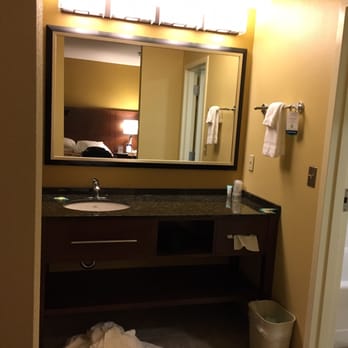 Everett Navy Lodge - Sink right outside the bathroom real convenient so you can get ready here while someone else is taking a shower - Hotels Near Me - Marysville, Washington Everett Navy Lodge - Sink right outside the bathroom real convenient so you can get ready here while someone else is taking a shower - Hotels Near Me - Marysville, Washington