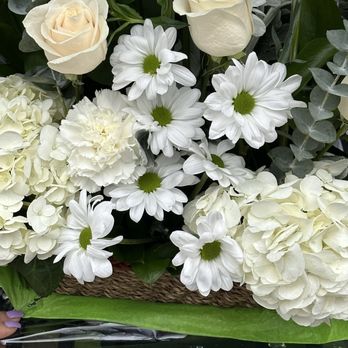 Sandy's Flowers - Florists Near Me - East View, New York